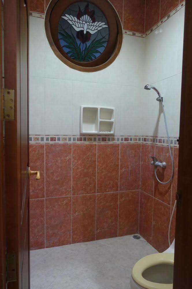 Hostel The Backpacker Semarang Exterior foto